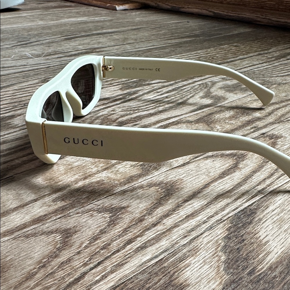 GUCCI Sunglasses GG1134S 003 White special Edition Case included EUC - Picture 5 of 10